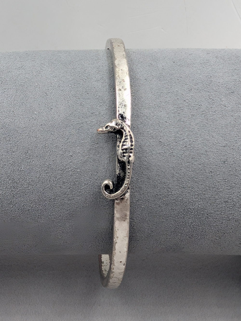 Lucky Brand Seahorse Hammered Silver Tone Bangle | 1025